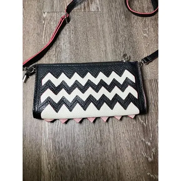 Zigzag Black White Fashion Purse Chic Like New - Picture 2 of 2